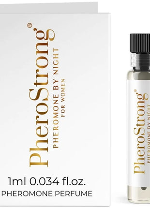 Eine schlanke transparente glasflasche mit schwarzem deckel und goldener schrift pherostrong pheromone by night für frauen 1 ml klare flüssigkeit