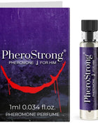 Purple und schwarze box mit rotem lächelndem design neben klarem glasflakon mit pherostrong pheromonparfüm für ihn 1 ml
