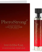 Ein schlanker transparenter glasflakon mit schwarzem geriffeltem verschluss und rotem pherostrong etikett für damen pheromon parfum limited edition 1 ml