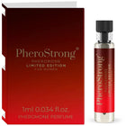 Ein schlanker transparenter glasflakon mit schwarzem geriffeltem verschluss und rotem pherostrong etikett für damen pheromon parfum limited edition 1 ml