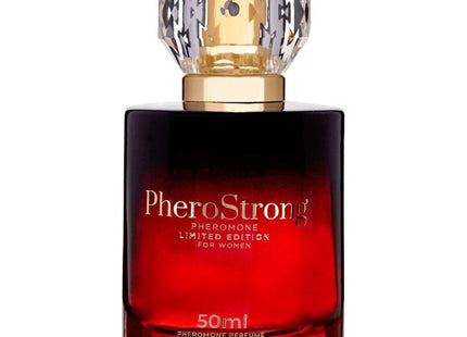 Ein tiefroter glasflakon pherostrong pheromonparfüm limitierte edition für frauen mit facettiertem kristallverschluss 50 ml
