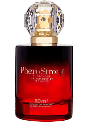 Ein tiefroter glasflakon pherostrong pheromonparfüm limitierte edition für frauen mit facettiertem kristallverschluss 50 ml