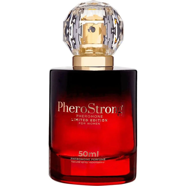 Ein tiefroter glasflakon pherostrong pheromonparfüm limitierte edition für frauen mit facettiertem kristallverschluss 50 ml