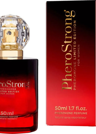 Rote glasflasche pherostrong pheromon parfum mit facettiertem kristallverschluss und goldenen akzenten 50 ml