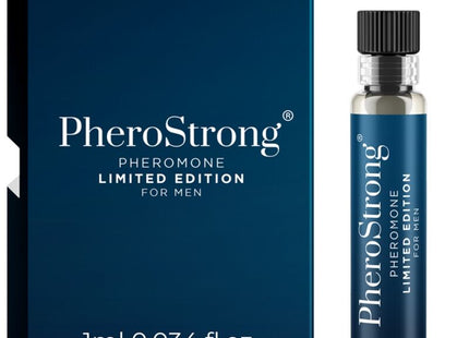 Ein schlankes, transparentes glasfläschchen mit schwarzem rippverschluss und navyblauem etikett pherostrong pheromonparfüm limitierte edition für männer 1 ml