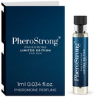 Ein schlankes, transparentes glasfläschchen mit schwarzem rippverschluss und navyblauem etikett pherostrong pheromonparfüm limitierte edition für männer 1 ml