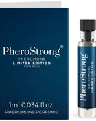 Ein schlankes, transparentes glasfläschchen mit schwarzem rippverschluss und navyblauem etikett pherostrong pheromonparfüm limitierte edition für männer 1 ml
