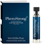 Ein schlankes, transparentes glasfläschchen mit schwarzem rippverschluss und navyblauem etikett pherostrong pheromonparfüm limitierte edition für männer 1 ml