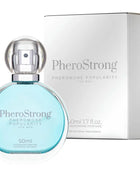 Ein eleganter transparenter glasflakon pherostrong pheromonparfüm für männer mit silbernem sprühkopf und hellblauer flüssigkeit