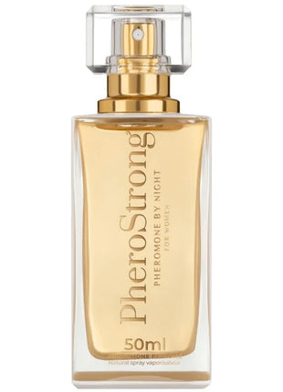 Ein rechteckiges glasfläschchen pherostrong pheromonparfüm für die nacht für frauen 50 ml mit goldfarbener sprühdüse und bernsteinfarbener flüssigkeit