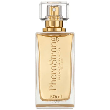 Ein rechteckiges glasfläschchen pherostrong pheromonparfüm für die nacht für frauen 50 ml mit goldfarbener sprühdüse und bernsteinfarbener flüssigkeit