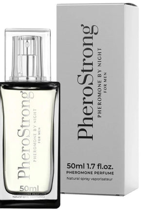 Ein schwarzer glasflakon mit klarem spraykopf und blassgelbem pherostrong pheromonparfüm für männer neben silbergrauer box