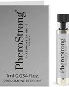 Silbergetönte glasflasche mit schwarzem geriffeltem verschluss und klarem parfum für männer pherostrong 1 ml