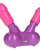 Lila und pinkes plastikspielzeug cumo face mit zwei zylindrischen enden aus der play wiv me cum face party spiel serie