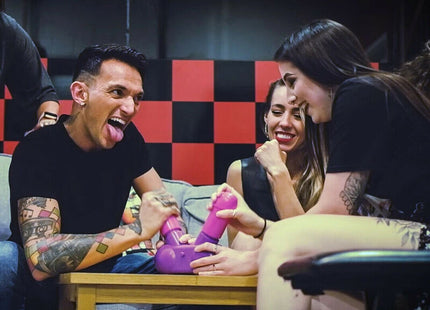 Lila plastikbong mit zylindrischem körper und gebogenem griff für play wiv me cum face party spiel