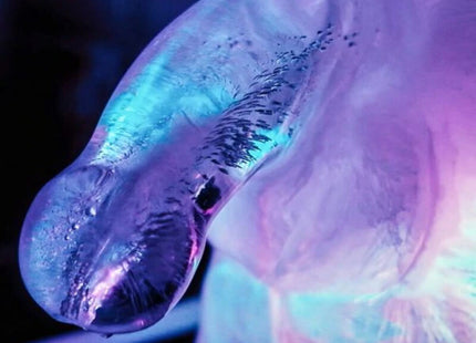 Transluzenter und irisierender riesiger penis eiskübel form mit leuchtenden blauen und lila farbtönen