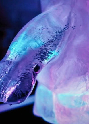 Transluzenter und irisierender riesiger penis eiskübel form mit leuchtenden blauen und lila farbtönen