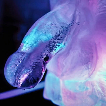 Transluzenter und irisierender riesiger penis eiskübel form mit leuchtenden blauen und lila farbtönen