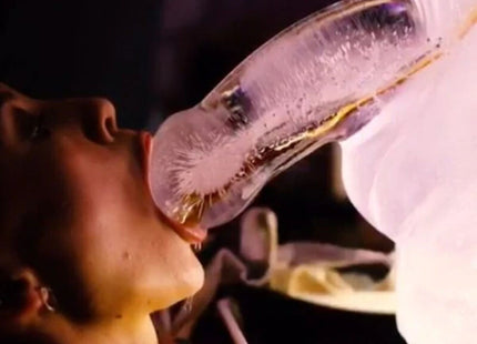 Translucente eiswasserflasche mit frostiger struktur und kondensation im spiel wiv me riesiger penis eislutschform