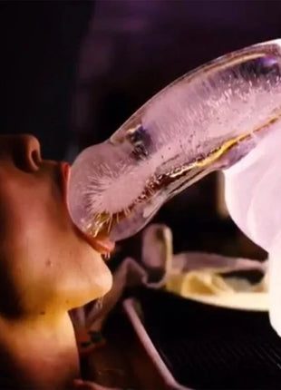 Translucente eiswasserflasche mit frostiger struktur und kondensation im spiel wiv me riesiger penis eislutschform