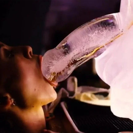 Translucente eiswasserflasche mit frostiger struktur und kondensation im spiel wiv me riesiger penis eislutschform