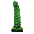 Grüner power monsters phallus aus hochwertigem silikon mit spiralmuster und moosartiger verarbeitung vorne manticore fantasy