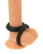 Schwarzer silikonring powering pr12 mit ergonomischem, super flexiblem und widerstandsfähigem design für penis und hoden