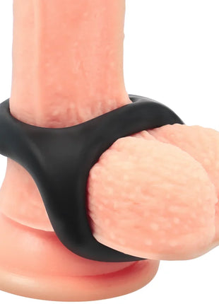 Schwarzer silikon-penis und hodenring mit strukturierter griffoberfläche aus der serie powering pr13