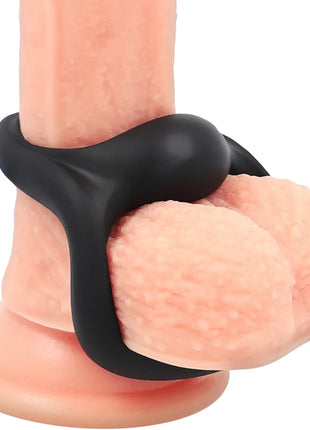 Schwarzer silikon penis- und hodenring powering pr14 mit ergonomischem flexiblen design am dildo getragen