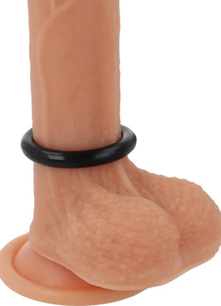 Schwarzer silikon penisring powering 3,5 cm flexibel und widerstandsfähig am sockel eines realistisches toys