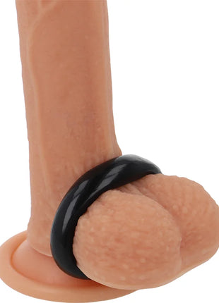 Beiger silikonphallus mit schwarzem super flexiblem und widerstandsfähigem penisring 3,8 cm von powering