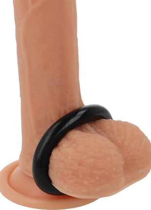 Beiger silikonphallus mit schwarzem latexrings aus der powering serie super flexibler und widerstandsfähiger penisring 4,5 cm schwarz