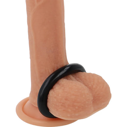 Beiger silikonphallus mit schwarzem latexrings aus der powering serie super flexibler und widerstandsfähiger penisring 4,5 cm schwarz