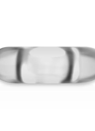 Ein transparenter silberner penisring 4,5 cm mit glatter glänzender oberfläche und subtilen horizontalen rillen