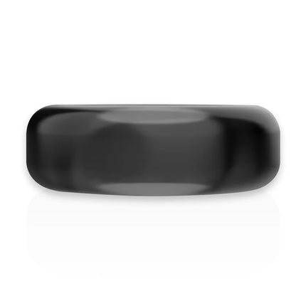 Ein eleganter, matter schwarzer keramik peniskring mit glattem, abgerundetem band für super flexible nutzung