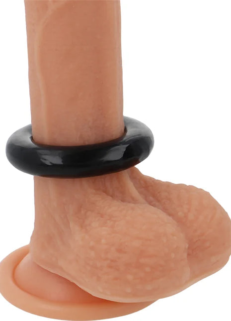 Ein pfirsichfarbener silikon-penisring powering mit glänzendem schwarzem ring und super flexibler widerstandsfähigkeit