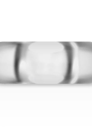 Silberner metallischer penisring powering mit glatter, reflektierender oberfläche und subtilen horizontalen rillen