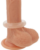 Ein pfirsichfarbener silikon dildo mit realistischer struktur und durchsichtigem weißen penisring aus silikon