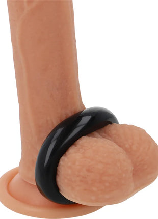 Tanfarbener silikonphallus mit glossy schwarzem super flexiblem und widerstandsfähigem penisring 5cm