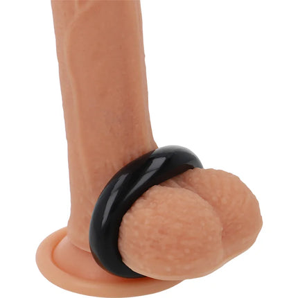 Tanfarbener silikonphallus mit glossy schwarzem super flexiblem und widerstandsfähigem penisring 5cm