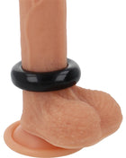 Schwarzer silikon-penisring powering 5cm auf pfirsichfarbenem phallus aus flexiblem widerstandsfähigem material