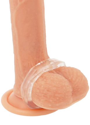Klare silikon penisring 5 cm mit strukturierter oberfläche am realistischen pfirsichfarbenen phallusspielzeug