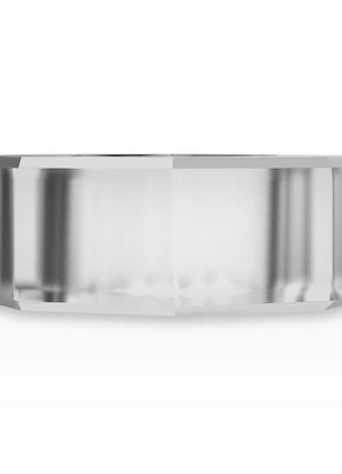 Ein silberfarbener, moderner penisring powering mit facettiertem design und polierten kanten robust und flexibel