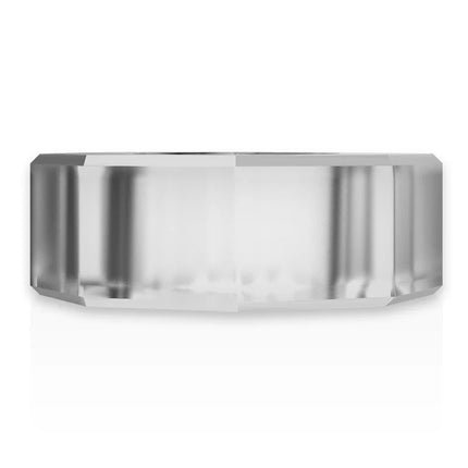 Ein silberfarbener, moderner penisring powering mit facettiertem design und polierten kanten robust und flexibel