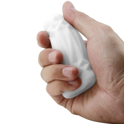 Weiß strukturierter stressball aus silikon in der hand gehalten im pretty love 3d-stimulator-dose modell 2