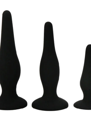 Set aus drei schwarzen silikon analplugs in verschiedenen größen mit glatt konischem design und abgerundeten bases