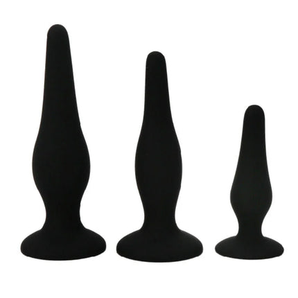 Set aus drei schwarzen silikon analplugs in verschiedenen größen mit glatt konischem design und abgerundeten bases