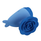 Blauer silikon dolphin mini vibrator mit ergonomischem design und rosendetail auf der rückseite von pretty love