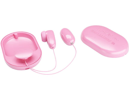 Rosa silikon earbuds mit passendem ladecase aus dem produkt pretty love magic box vibrationskugel und rosa stimulator