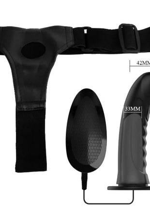 Schwarzer silikonvibrator mit strukturierter griff und fernbedienung neben schwarzem hüftgurt von pretty lovemarvin strap-on mit vibration und hohldildo